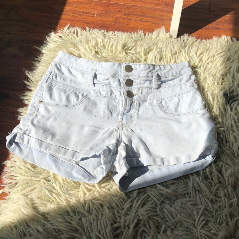 No Boundaries Mid rise jean shorts light wash